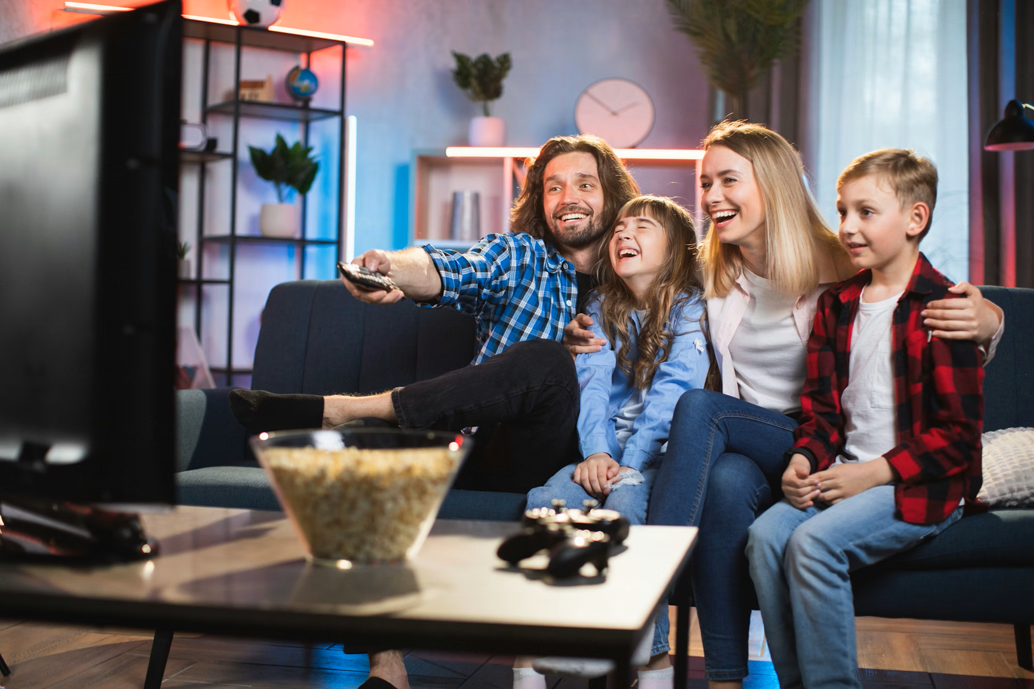 Famille regardant des chaînes IPTV en streaming 4K sur Smart TV
